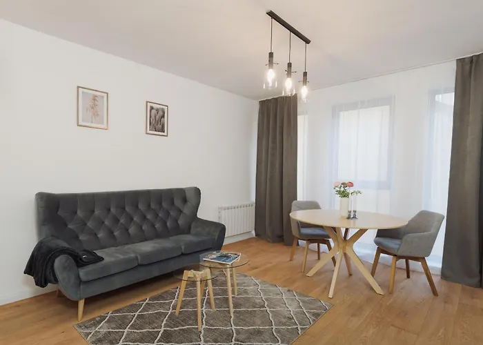 Granite - Cozy City Center Apartment With Balcony